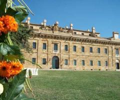 Esterno con parco della location per ricevimento di matrimonio Antica Stazione di Ficuzza