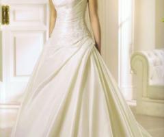 Elegante abito da sposa dalla linea classica
