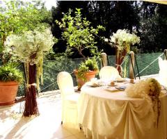 Allestimento tavolo sposi