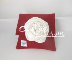 Bustina quadrata in lino bordeaux con rosa in lino bianca - Confetti e Fiocchetti