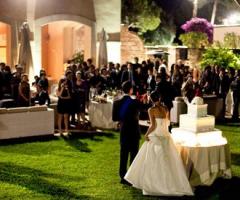 Taglio torta sul parco laterale - Corte di Torrelonga