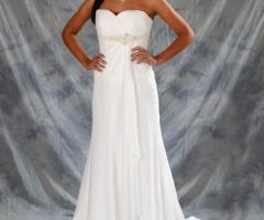 Abito da sposa scivolato con dettaglio prezioso sotto il seno