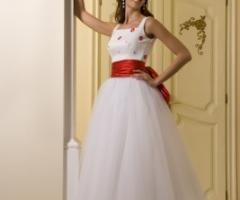 Vestito da sposa con motivi rossi