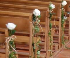 Vivaio Nicola Antonio Giraudi - Panche con rosa bianca, edera e rafia