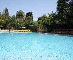 Ricevimento di matrimonio a bordo piscina