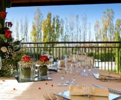 Allestimento dei tavoli di nozze in veranda