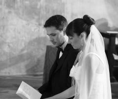 Fotografia degli sposi mentre leggono il rito del matrimo