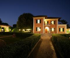 Ingresso illuminato della villa per un ricevimento di matrimonio serale