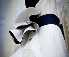 Abito da sposa con fiocco nero sul retro