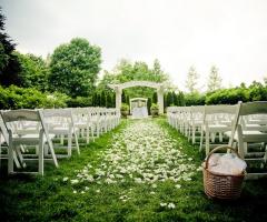 Allestimento per la cerimonia di matrimonio in giardino