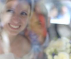 Foto degli sposi all\'arrivo alla location di matrimonio