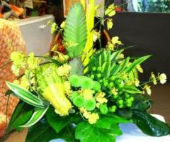 Composizione floreale con candele per il banchetto di nozze