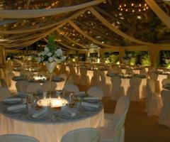 Tavoli illuminati per il ricevimento di nozze