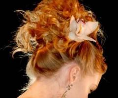 Capelli raccolti in alto con fermaglio fiore