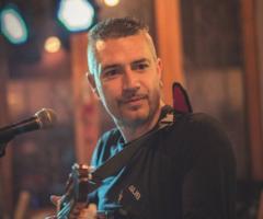 Massimiliano Ruggeri - Durante una esibizione ad un aperitivo serale