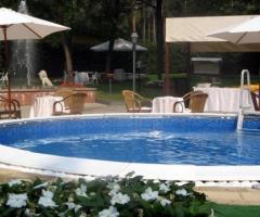 Ricevimento di matrimonio a bordo piscina