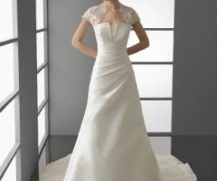 Vestito da sposa con coprispalle in pizzo