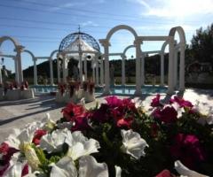 Giardino della villa allestito per il ricevimento di matrimonio