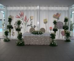 Allestimento floreale per il tavolo degli sposi