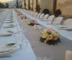 Centrotavola floreali per la tavolata di nozze