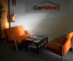 Interno del salone delle auto per la lista nozze