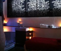 Atmosfera con luce soffusa per i massaggi agli sposi