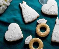 Biscotti decorati a forma di vestito, anelli e cuore