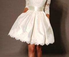 Moderno abito da sposa dalla gonna corta e dal corpetto elaborato in pizzo