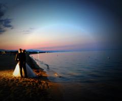 Matrimonio con suggestiva atmosfera serala sulla spiaggia