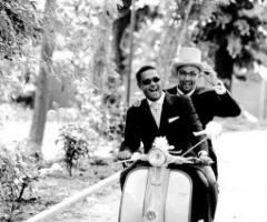 Foto dell\'arrivo dello sposo in vespa con il testimone