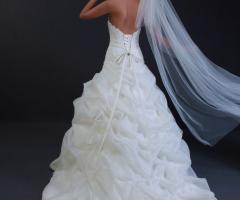 Abito da sposa senza spalline e gonna ampia