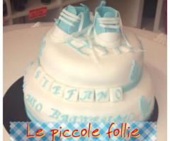 Torta per il battesimo con scarpette celesti