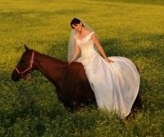 Sposa a cavallo per le foto di matrimonio