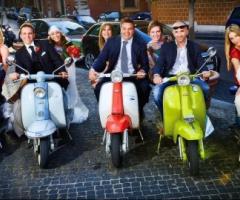 Sposi e amici in Vespa