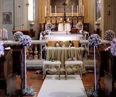 La scenografia floreale per la cerimonia religiosa