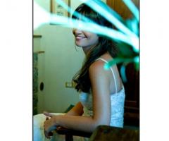 Fotografia della sposa durante i preparativi al matrimonio