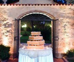Casale Santa Lucia - Torta nuziale su tavolo illuminato
