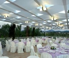 Tavoli all'aperto con copertura