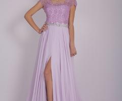 Abito Amsterdam in leggerissima georgette di seta pura colore glicine, il pizzo macramè di lana ricamato con cristalli Swarovski sullo scollo conferisce esclusività - Atelier AnnaB Creations Sposa e Cerimonia