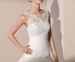 Abito con scollatura in trasparenza