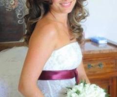 Acconciatura sposa con boccoli e trucco pastello per la sposa