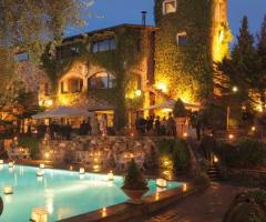 Vista della location di matrimonio con piscina illuminata