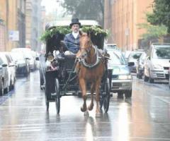 La carrozze si avvia verso la chiesa per la cerimonia nuziale