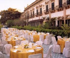 Mise en place con tavoli rotondi all'aperto