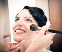 Foto della sposa durante i preparativi