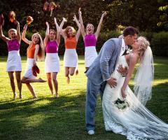 Bacio sposi in esterna