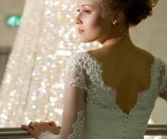 Acconciatura raccolta con strass