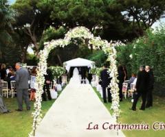 Cerimonia di rito civile nel giardino della location di matrimonio