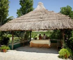 Il caratteristico gazebo di paglia dell'Agriturismo Casa Mia