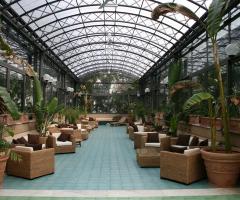 La luminosa struttura nel giardino di Villa Martorana Genuardi